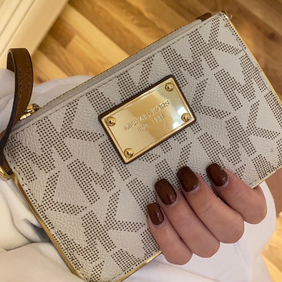 Micheal Kors White Wallet with Gold Plate. - Picture 2 of 4